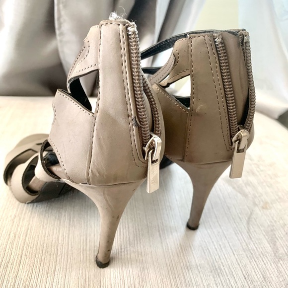 ❌❌❌SOLD❌❌❌Gorgeous gray cutout sandals size 8 🎉🎉🥰🥰 - Picture 5 of 9